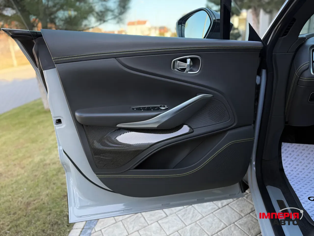 Aston Martin DBX - фото 31