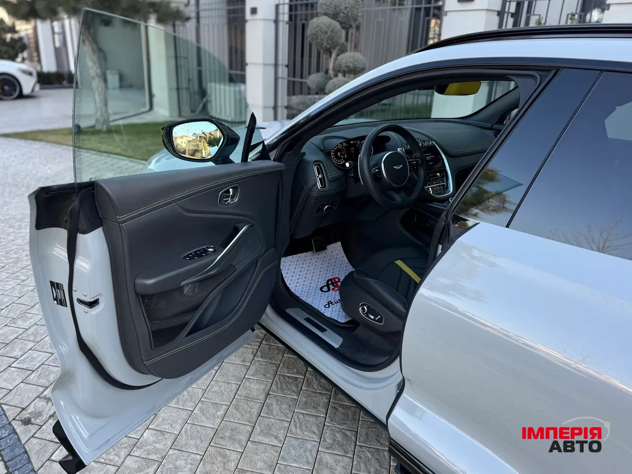 Aston Martin DBX - фото 30