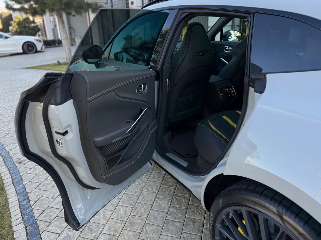 Aston Martin DBX - фото 35