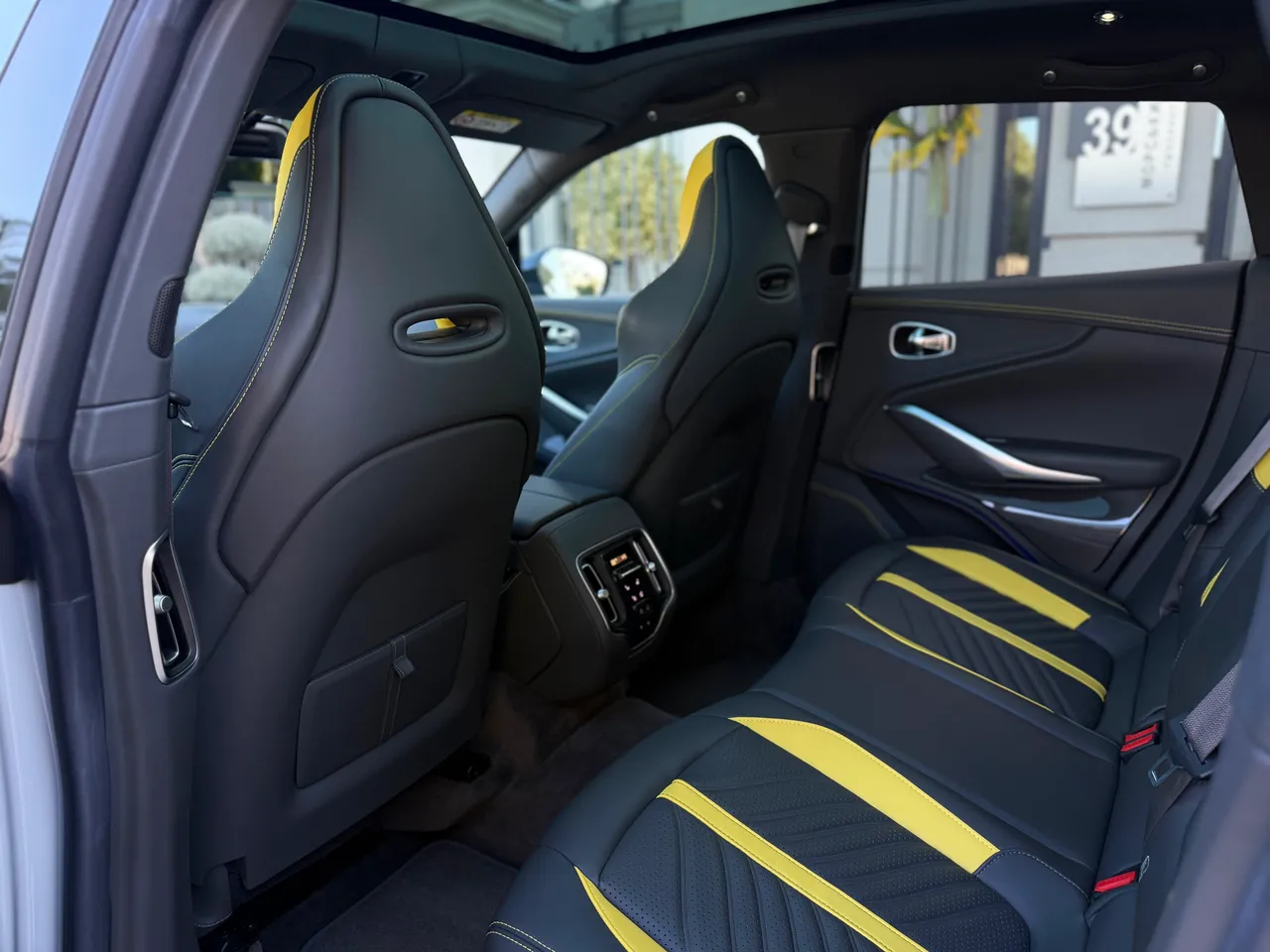 Aston Martin DBX - фото 36