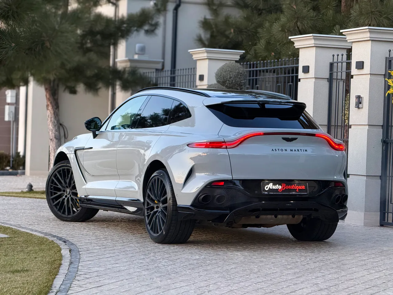 Aston Martin DBX - фото 11