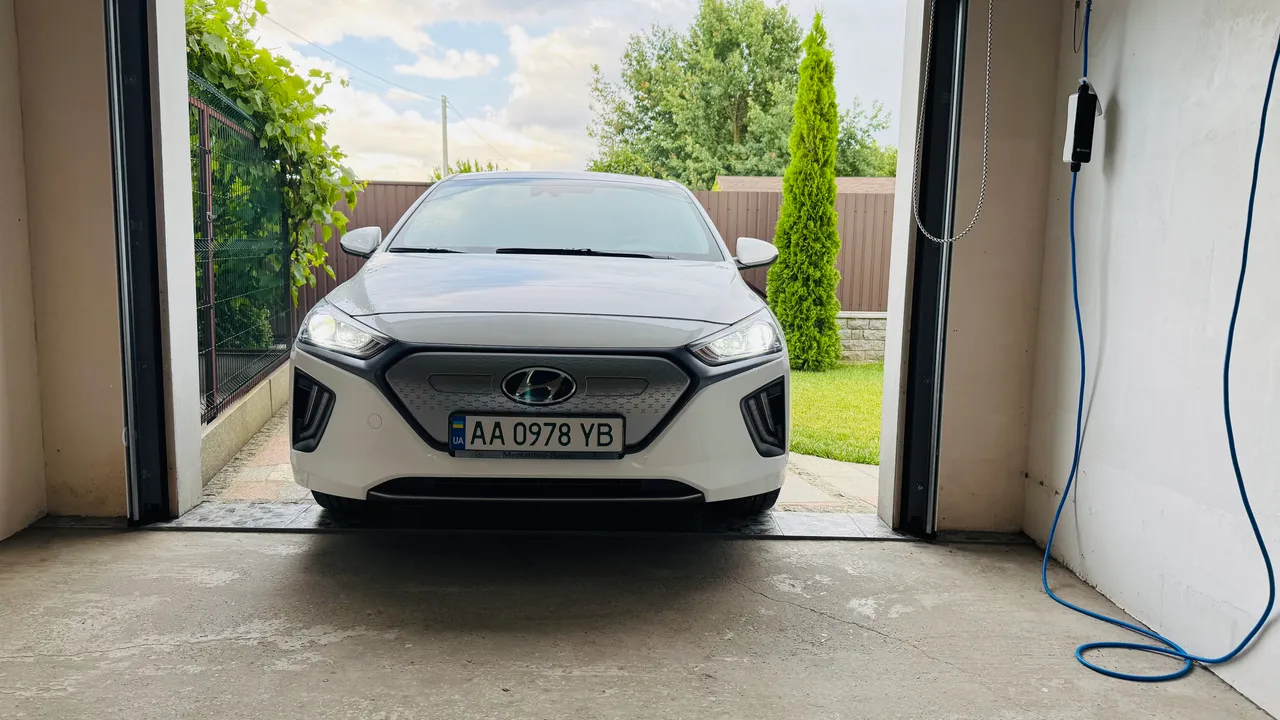 Hyundai IONIQ - фото 1