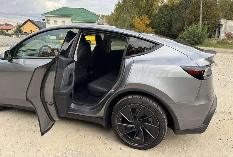 Tesla Model Y - фото 7