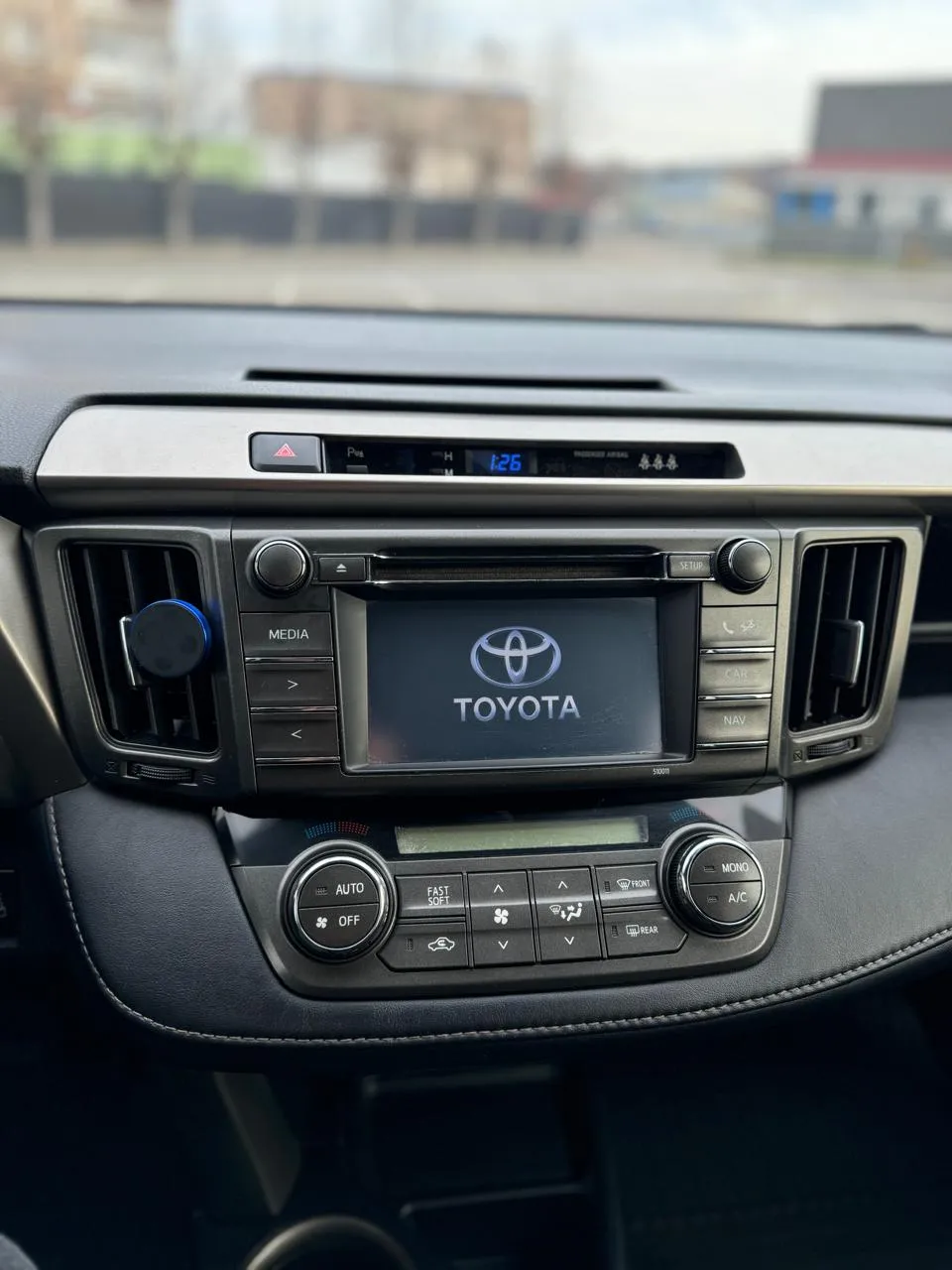 Toyota RAV4 - фото 11