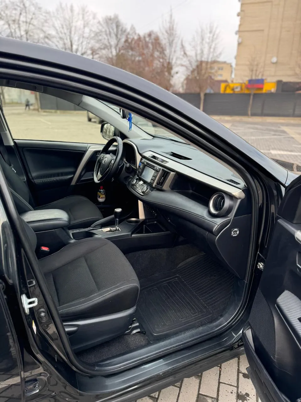 Toyota RAV4 - фото 6