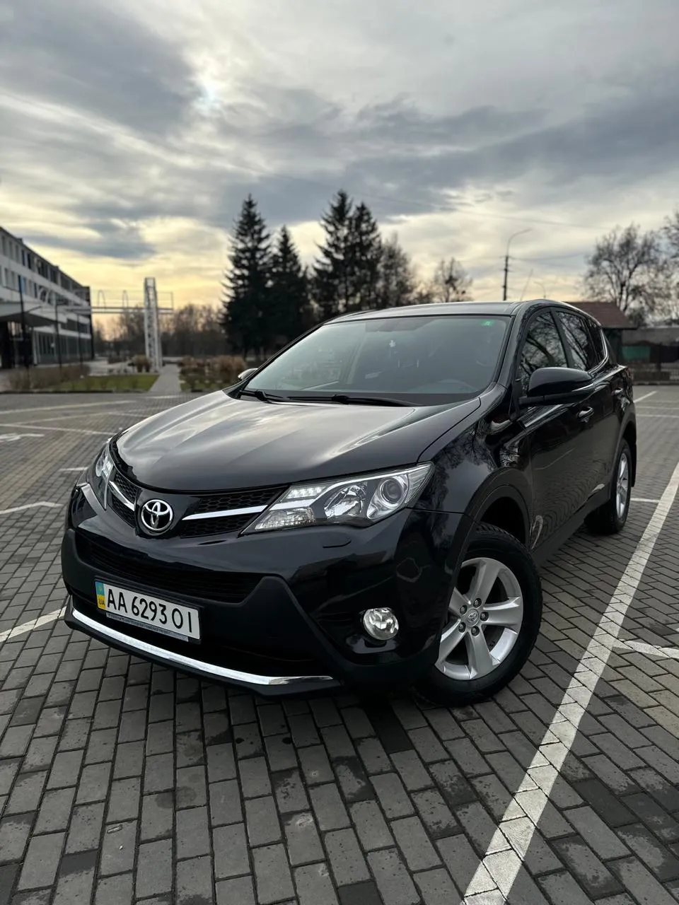 Toyota RAV4 - фото 1