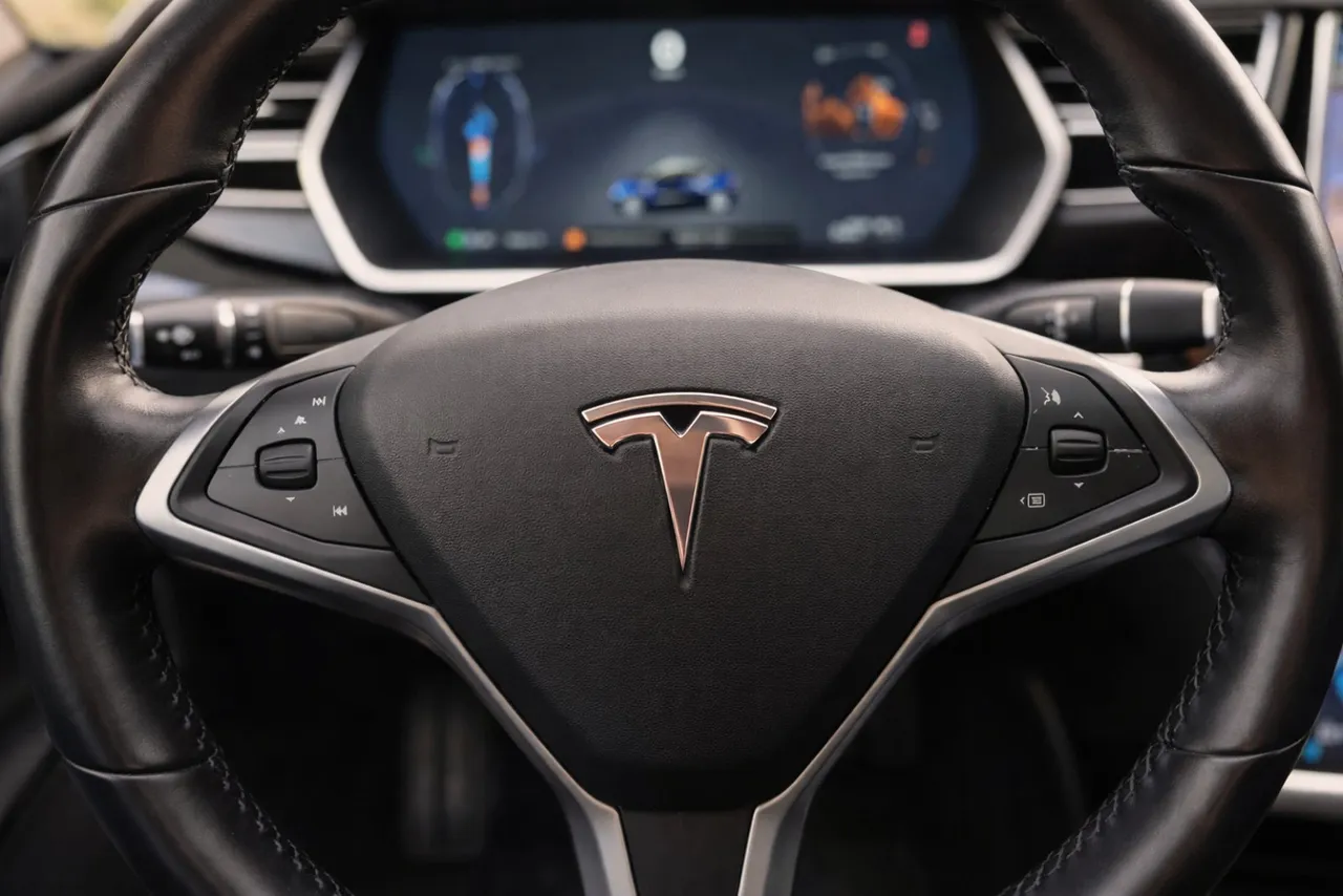 Tesla Model S - фото 14