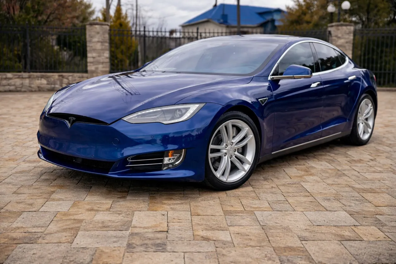 Tesla Model S - фото 1