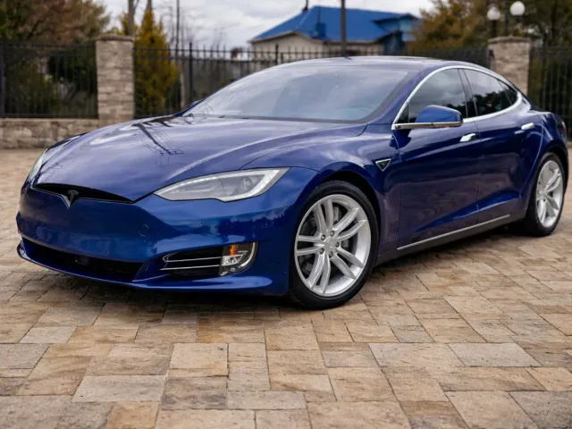Tesla Model S - фото 1