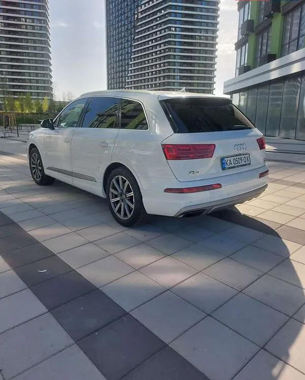 Audi Q7 - фото 16