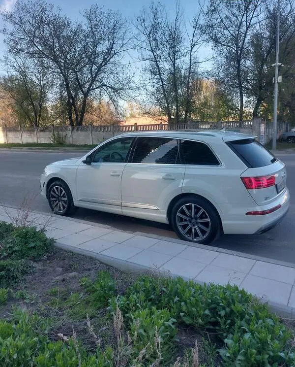 Audi Q7 - фото 8