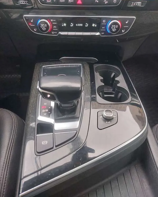 Audi Q7 - фото 28