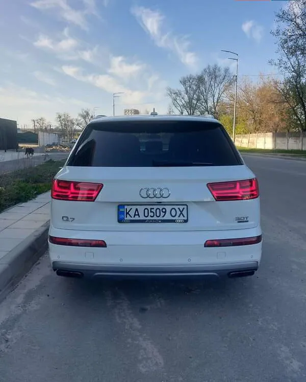Audi Q7 - фото 10