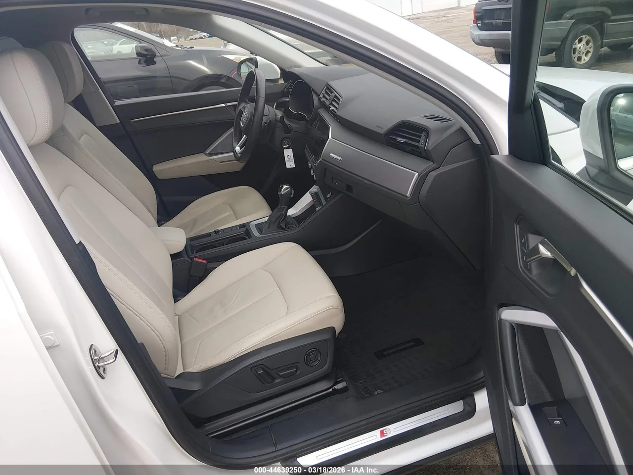 Audi Q3 - фото 7