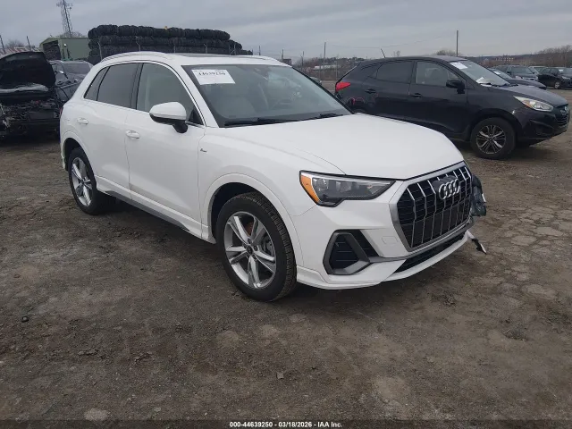 Audi Q3 - фото 1