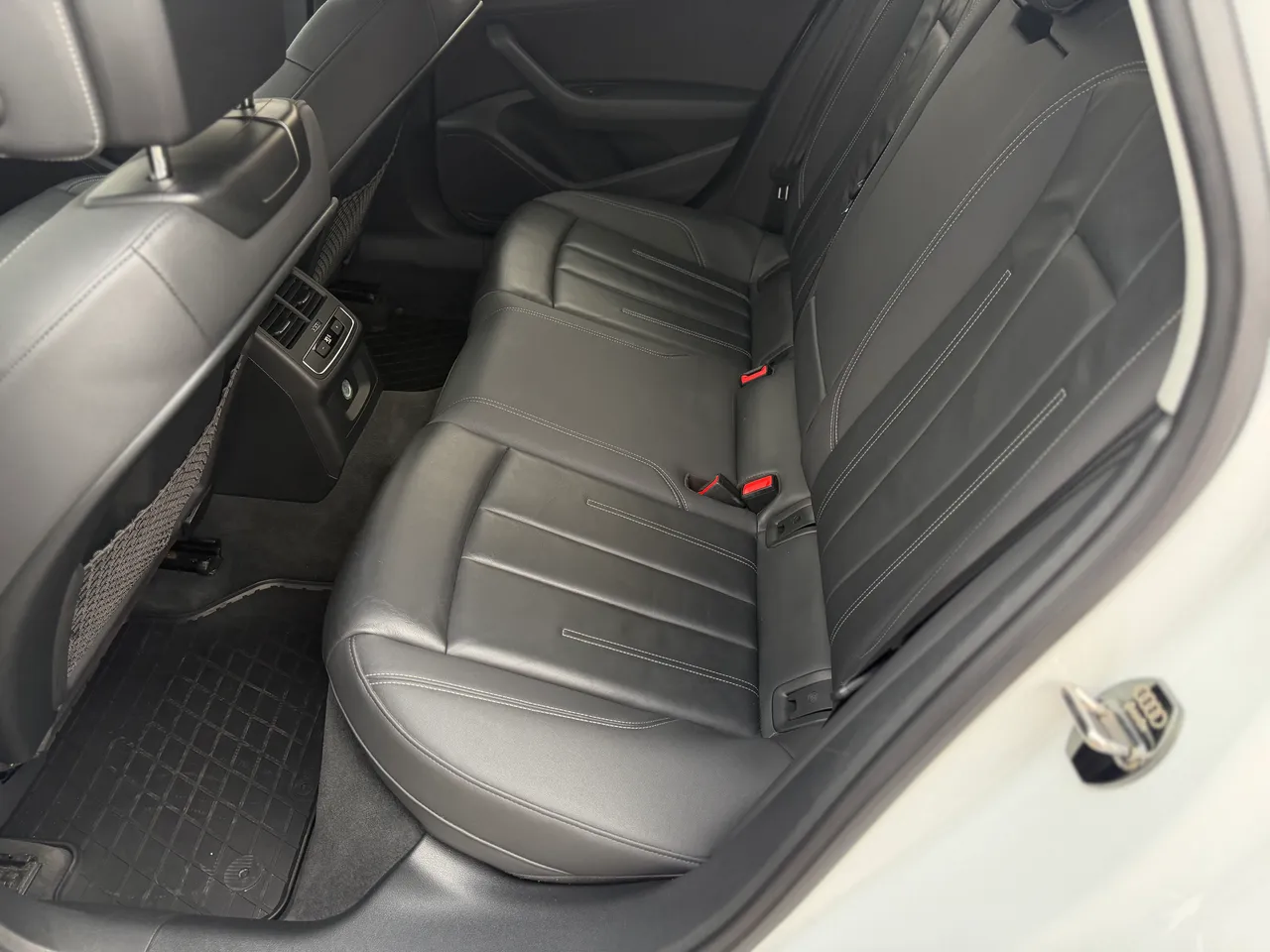 Audi A4 - фото 10