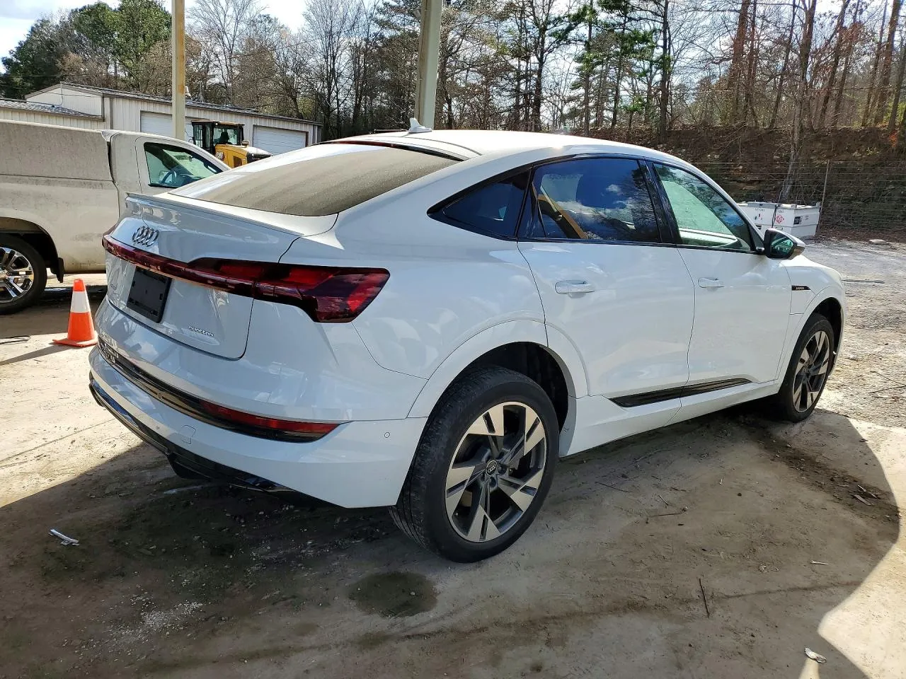 Audi e-tron - фото 6