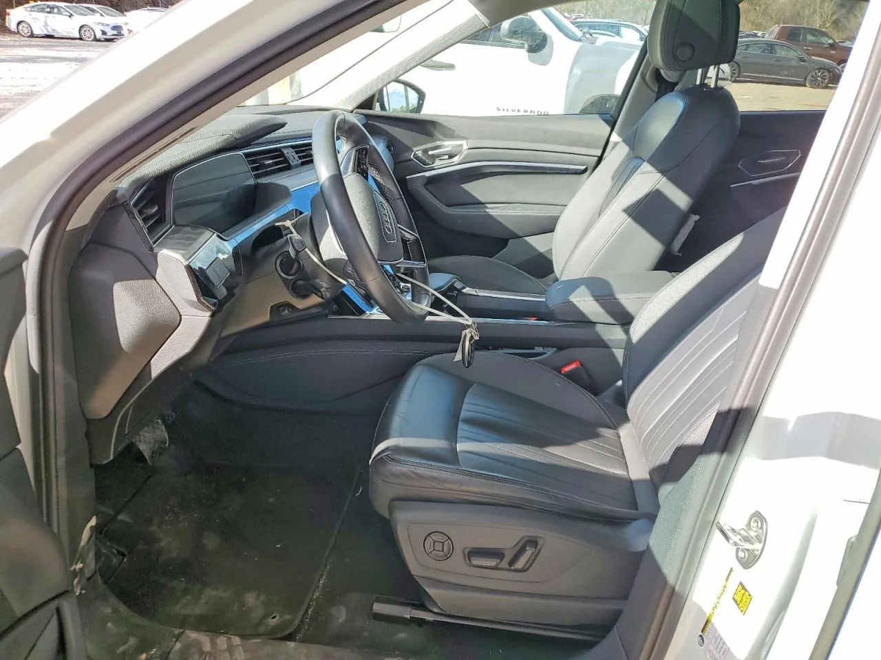 Audi e-tron - фото 8