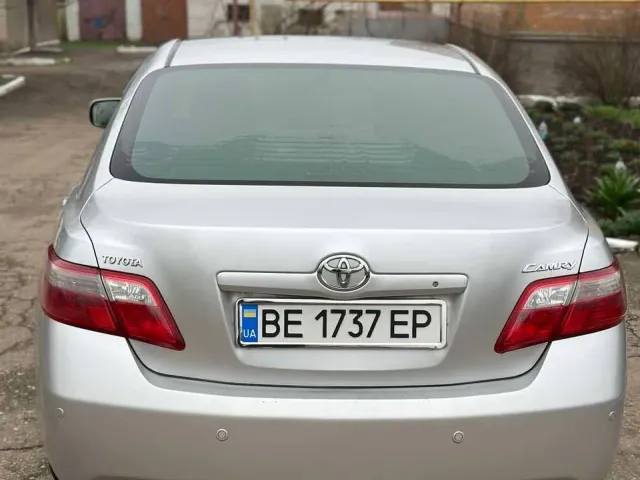 Toyota Camry - фото 2