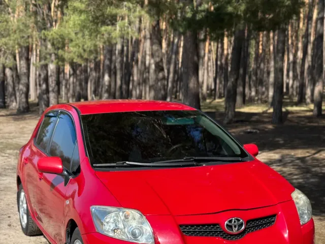Toyota Auris - фото 1
