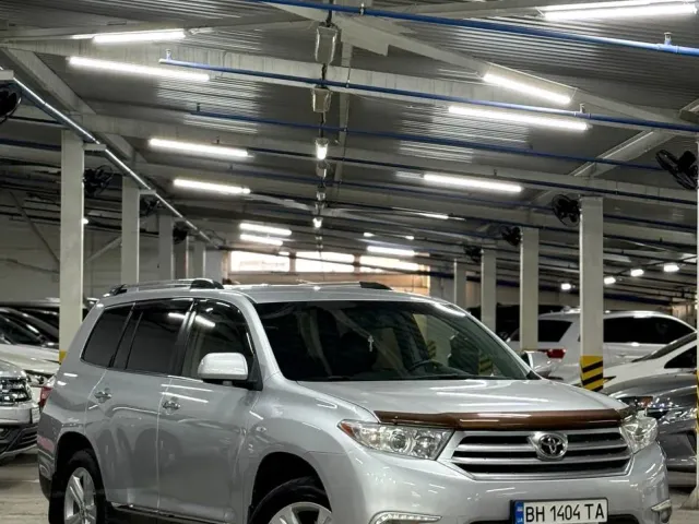 Toyota Highlander - фото 1