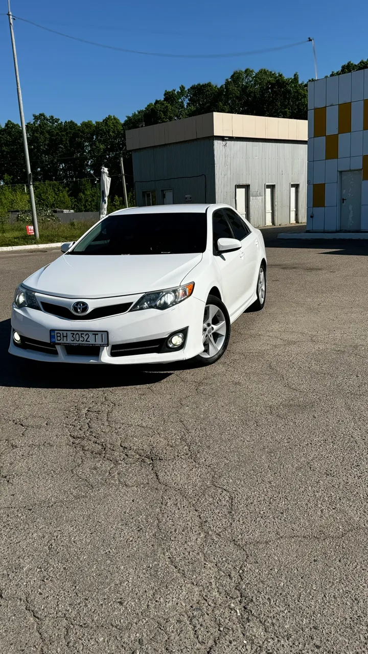 Toyota Camry - фото 2