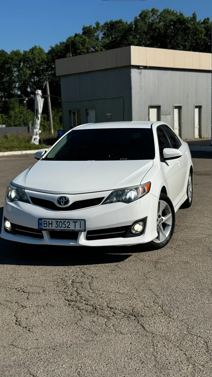 Toyota Camry - фото 1