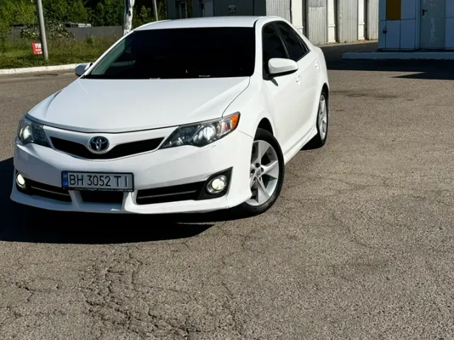 Toyota Camry - фото 2