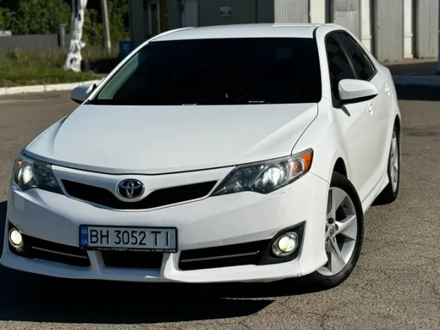 Toyota Camry - фото 1