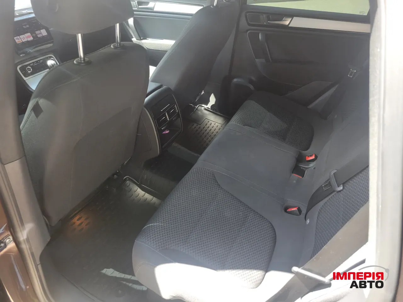 Volkswagen Touareg - фото 8