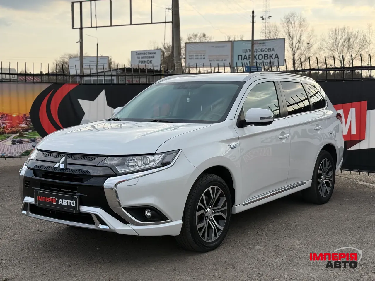 Mitsubishi Outlander - фото 1