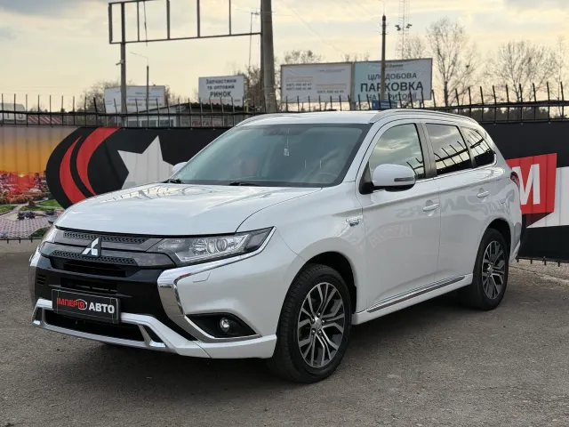Mitsubishi Outlander - фото 1