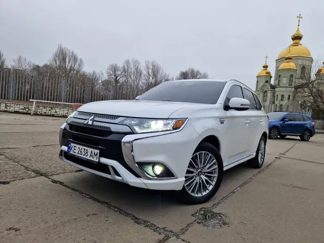 Mitsubishi Outlander - фото 1