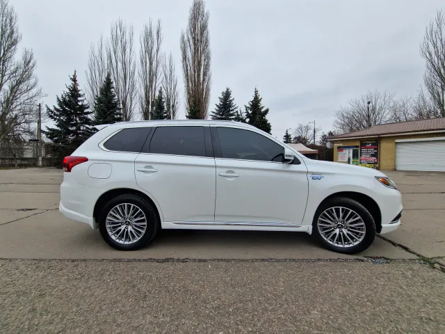 Mitsubishi Outlander - фото 3