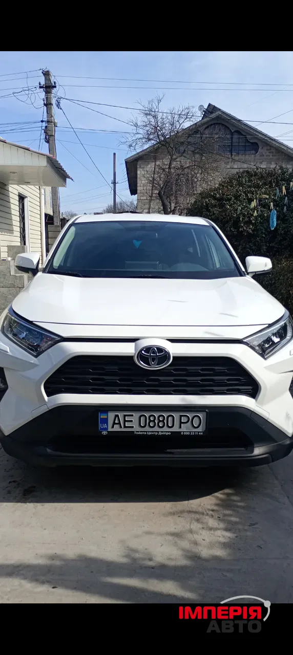 Toyota RAV4 - фото 1
