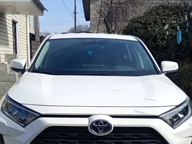 Toyota RAV4 - фото 1