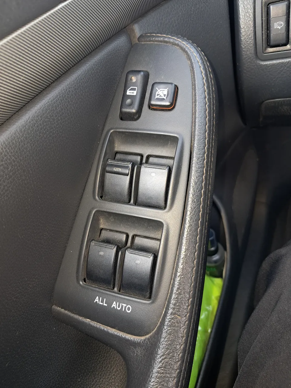 Toyota Avensis - фото 4