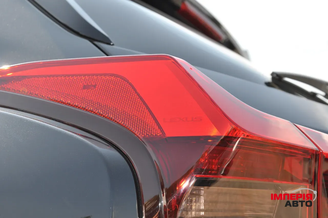 Lexus UX - фото 30