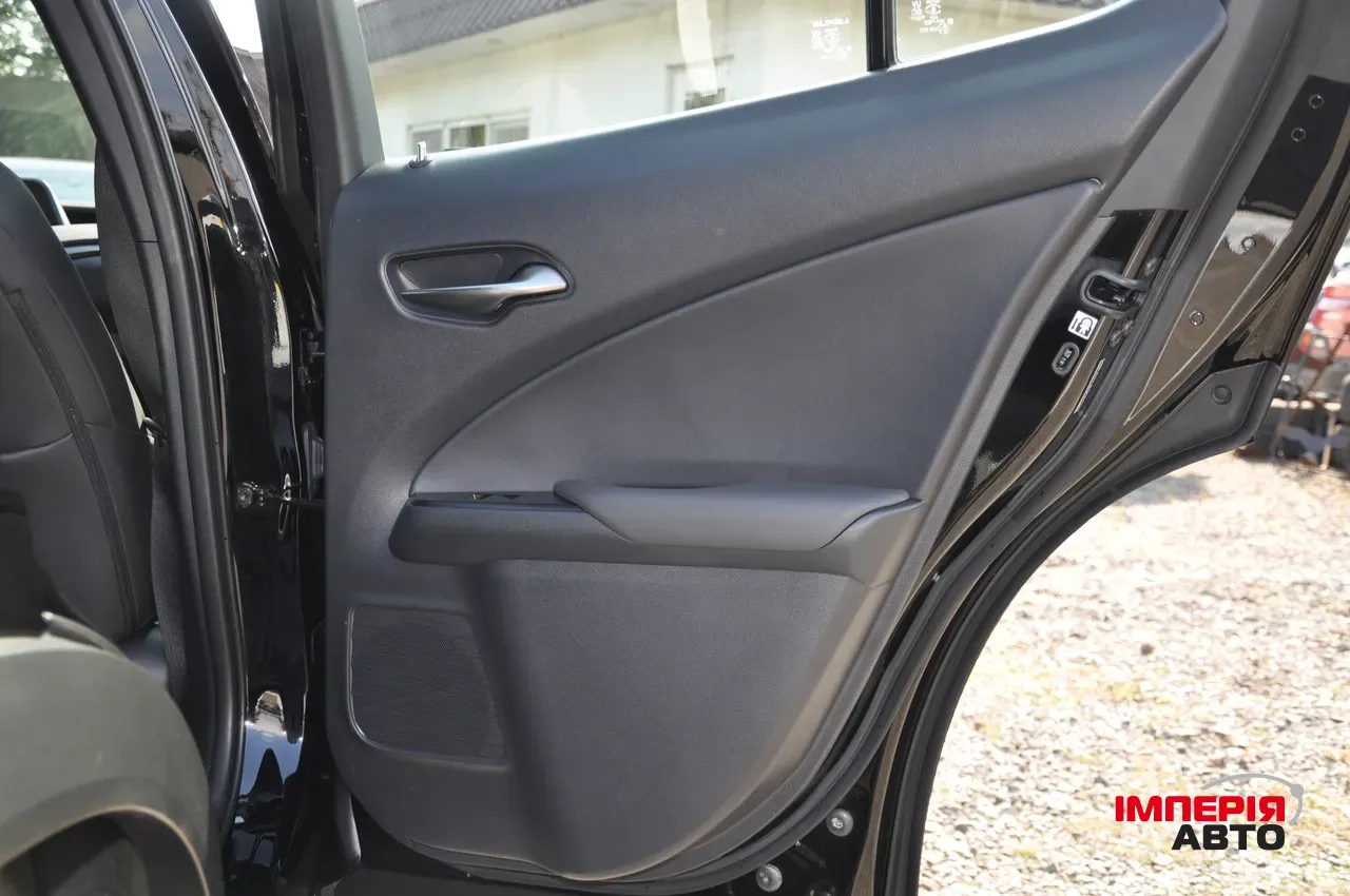 Lexus UX - фото 34