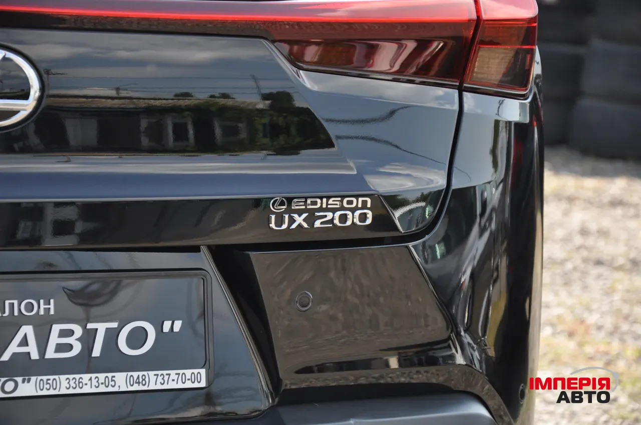 Lexus UX - фото 12