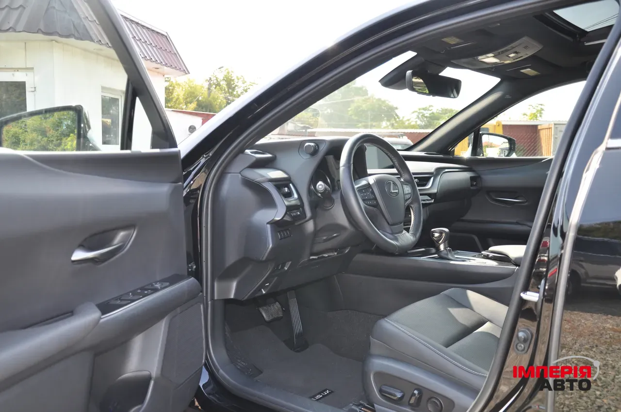 Lexus UX - фото 16