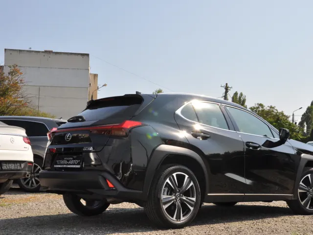 Lexus UX - фото 4