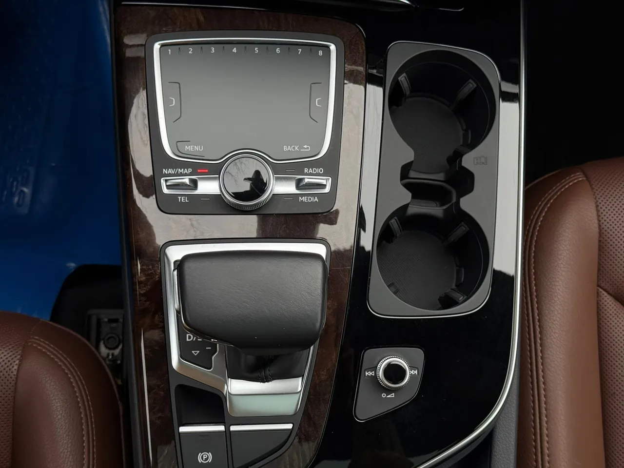 Audi Q7 - фото 30