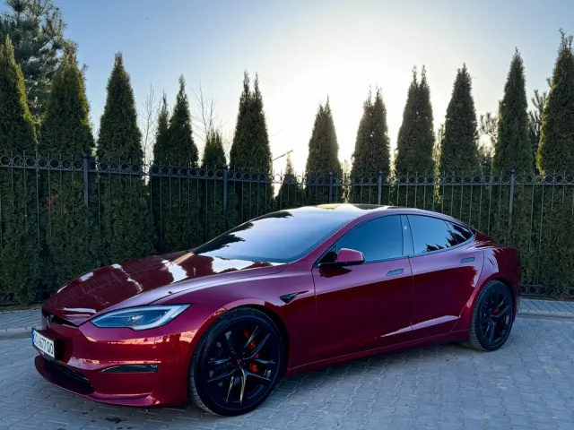 Tesla Model S - фото 1