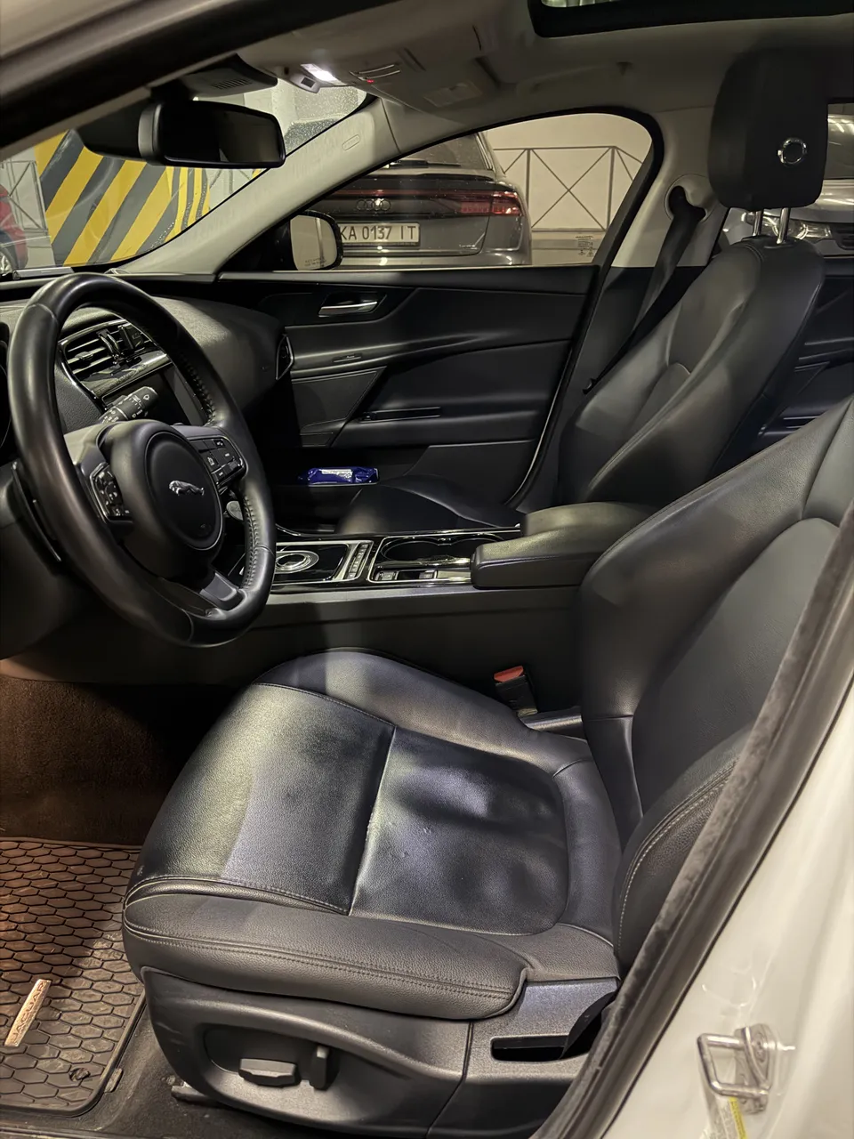 Jaguar XE - фото 32