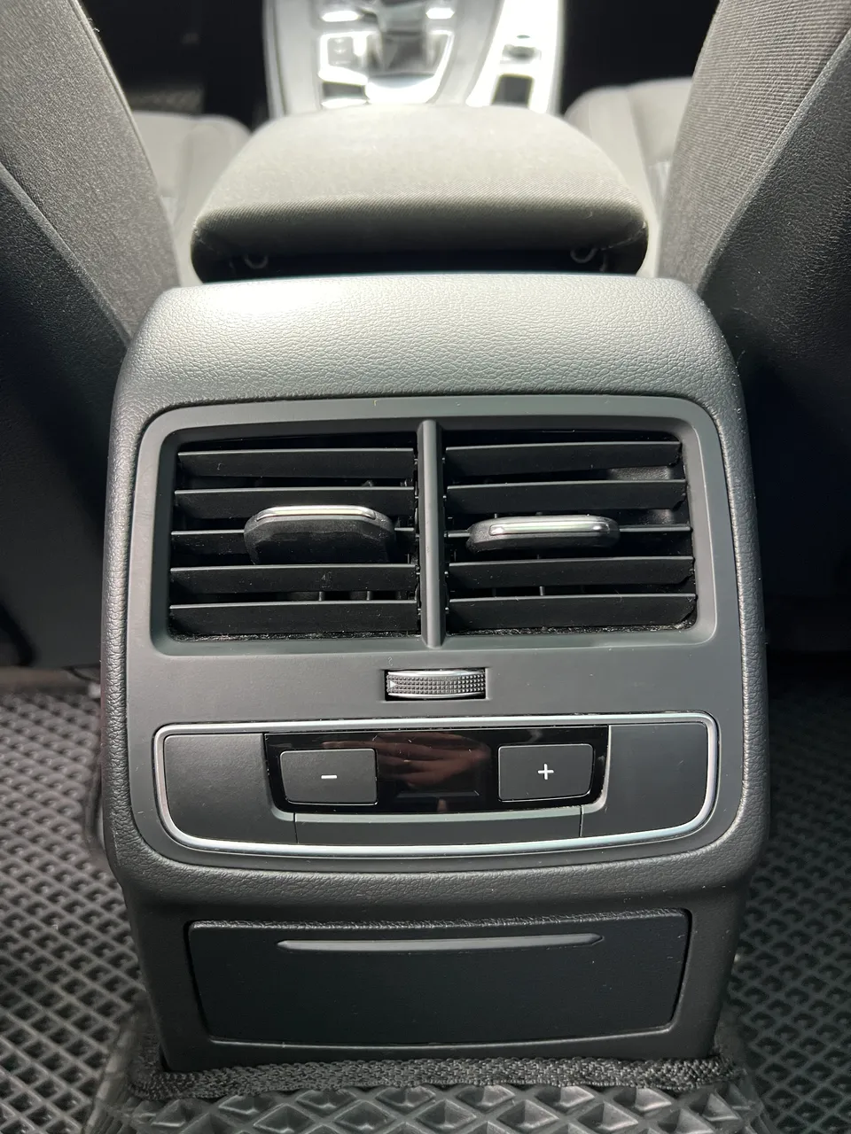 Audi A4 - фото 9