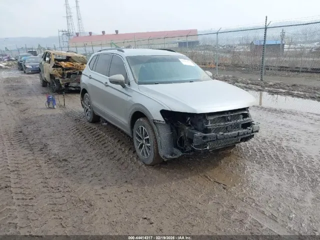 Volkswagen Tiguan - фото 1