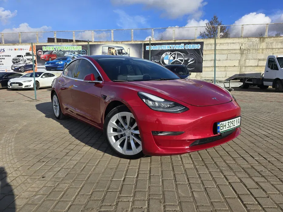Tesla Model 3 - фото 1