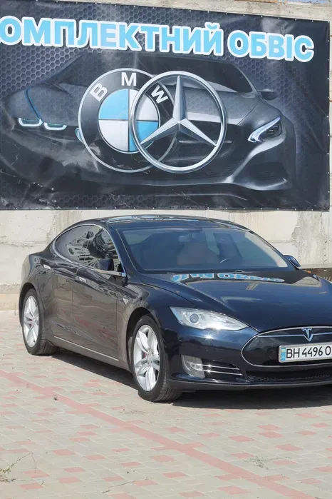 Tesla Model S - фото 1