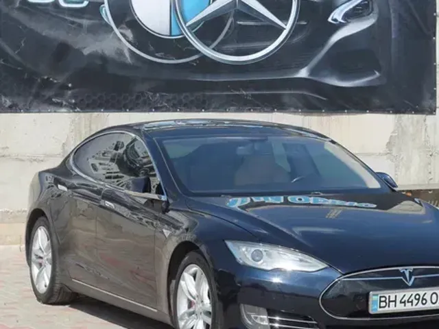 Tesla Model S - фото 1